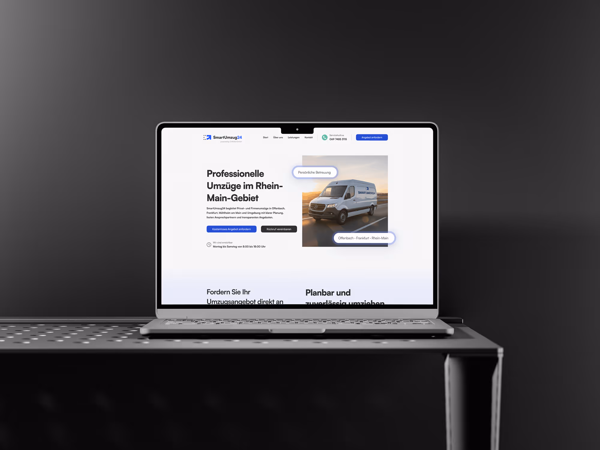 Startseite der SmartUmzug24 Website auf einem Laptop